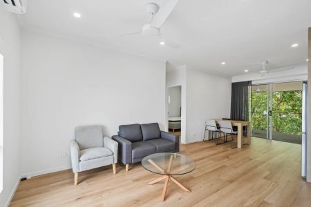 Furnished, modern, two bedroom apartment - Photo 4