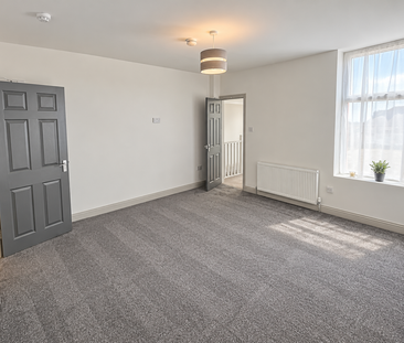 Spacious 2 Bedroom Apartment. Easy Walking Distance of Local Shops ... - Photo 2
