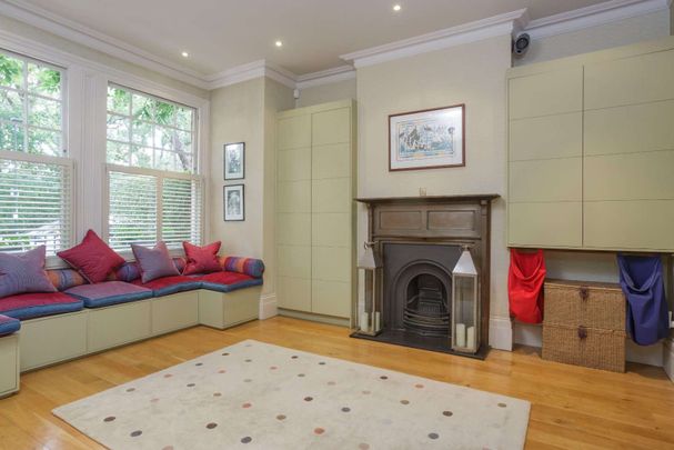 An exceptional six bedroom double fronted house in this sought after location overlooking Barnes Common. - Photo 1