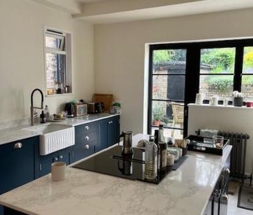 Bright Double Room with Private Bathroom in Charming Home – East Du... - Photo 6