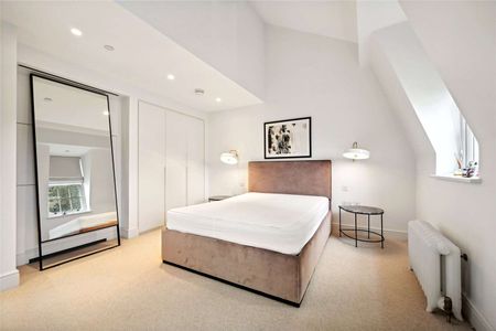 A remarkable three bedroom apartment situated in the heart of Covent Garden. - Photo 4