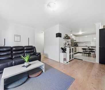 Spacious Top Floor Apartment in a Prime Parramatta Location - Photo 2