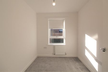4 bedroom semi-detached house to rent - Photo 4