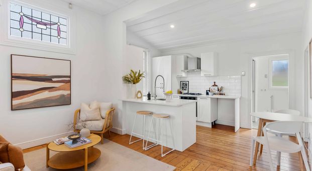 Charming Kingsland Cottage - Sunny, Stylish & City-Fringe Living - Photo 1