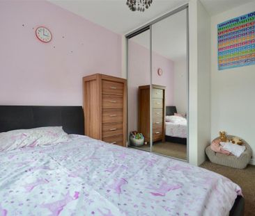 3 bedroom end of terrace house to rent - Photo 4