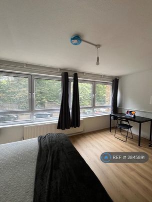 1 bedroom in a flat share to rent - Photo 1