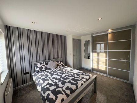 4 bedroom semi-detached house to rent - Photo 5