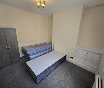 Price £975 pcm - Available Now - Unfurnished - Photo 6