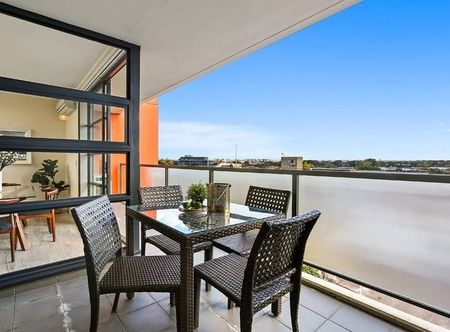 Executive apartment with superb lifestyle appeal | Designer complex with communal pool - Photo 5
