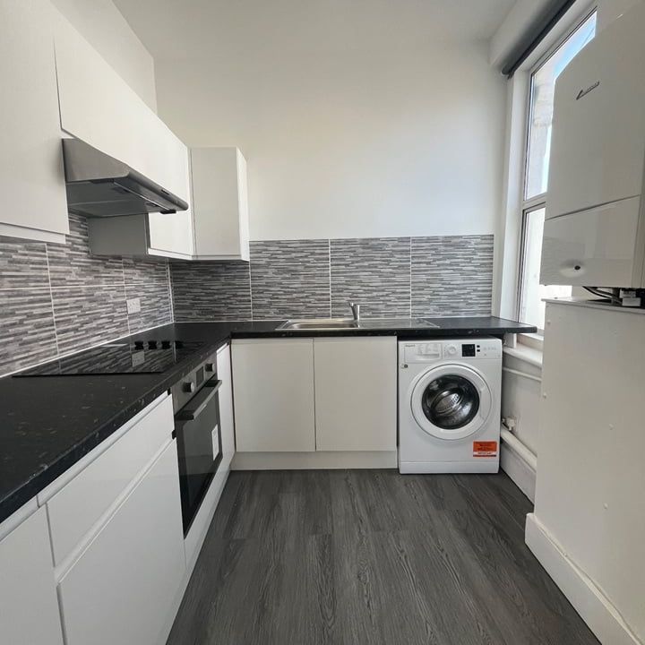 1 Bed Flat, Tooting High Street, SW17 - Photo 1