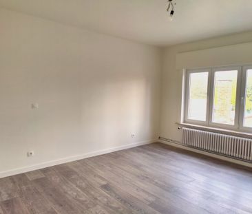 Ruime gerenoveerde woning met 3 slaapkamers, tuin en DUBBELE GARAGE met uitweg achteraan! - Foto 5