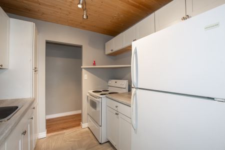 ** ALL INCLUSIVE ** 2 Bedroom Main Unit in Welland!! - Photo 3