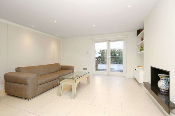 A stunning four bedroom family home in Canonbury close to amenities of Upper Street and Highbury & Islington station. - Photo 1