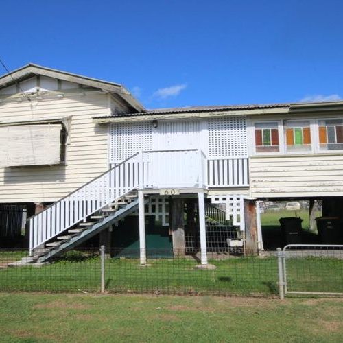 WEATHERBOARD UNIT - 1 BEDROOM - STUDY - SUNROOM - LOUNGE - NEW PAINT - 1 CAR. - Photo 1