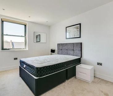 3 bedroom flat in London - Photo 3