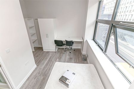 Crown House, - Photo 2