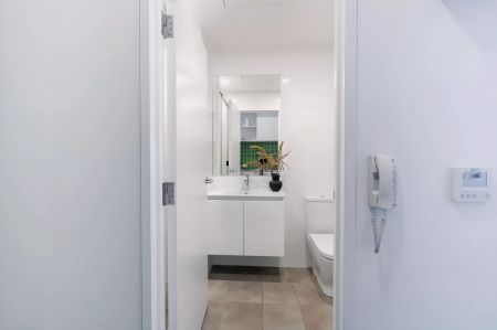 Deluxe Studio with Double Bed - South(low floor(Level 1-5)) - Photo 5