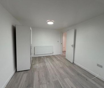 4 bedroom end of terrace house to rent - Photo 4