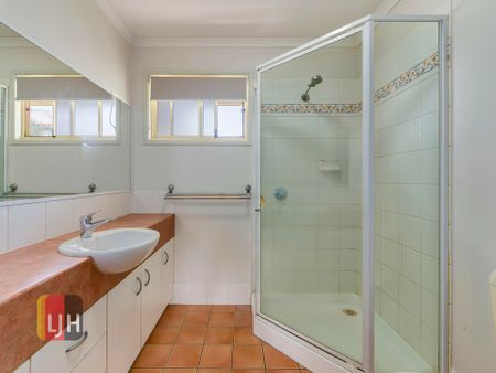 AIRCONDITIONED SPACIOUS 3 BEDROOM TOWNHOUSE IN GREAT LOCATION ! - Photo 3