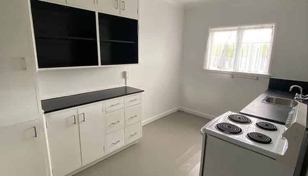 LOCATION IS EXCELLENT !! - Photo 2