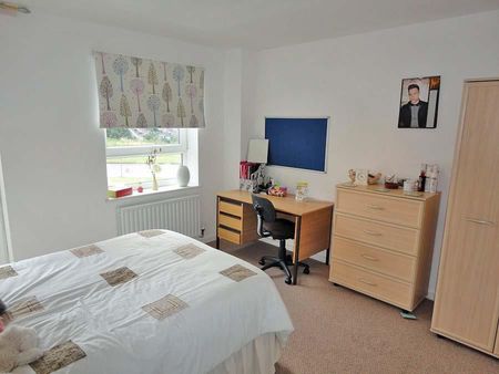 4 bedroom end of terrace house to rent - Photo 4