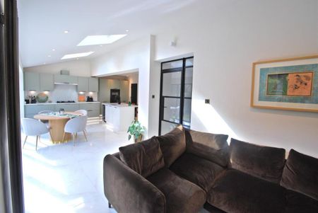 3 bedroom semi-detached house to rent - Photo 3