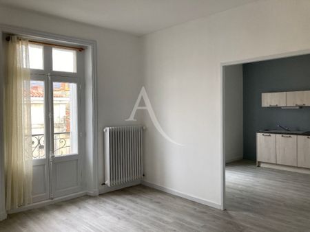 Location Appartement 2 pièces 52m² FONTENAY LE COMTE 85200 - Photo 2