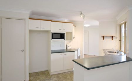 4 BEDROOM STYLISH HOME WITH LARGE FAMILY ENTERTAINING AREA - Photo 3