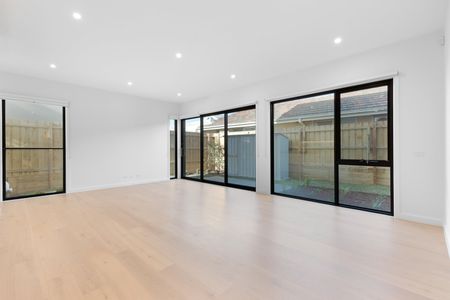 Contemporary Five-Bedroom Luxury Living in Brighton East’s Finest Pocket - Photo 3