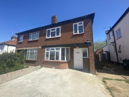 4 bedroom semi-detached house to rent - Photo 3