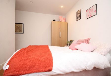 3 bedroom flat to rent - Photo 4