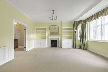 A lovely three bedroom mansion flat that has been finished to a high standard throughout. - Photo 2