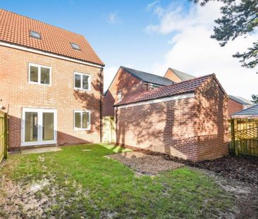 4 bedroom semi-detached house to rent - Photo 5