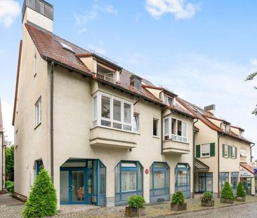 Einziehen & durchstarten: möblierte 1-Zimmer-DG-Wohnung in Top-Lage - Foto 1