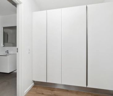 Ny-renoveret lejlighed med skøn walk-in closet og opvasker i Silkeb... - Photo 1