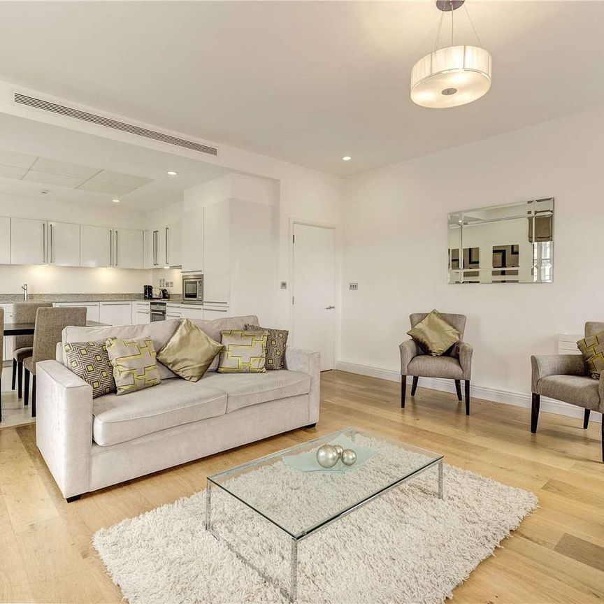 Spacious three double bedroom apartment in Mayfair. - Photo 1