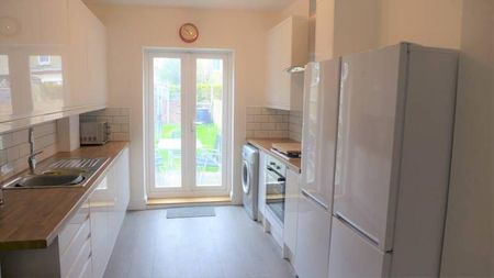 5 bedroom house of multiple occupation to rent - Photo 4