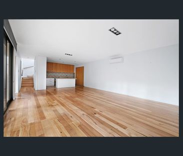 Stylish Architect-Designed Townhouse in Prime Location - Photo 6