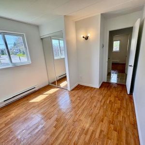 SUPERBE 4 1/2 RDC - rénové avec goût! Gym + piscines, 15 mars ou avril - Photo 2