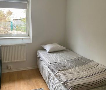 Körsbärsgatan, Älta - Photo 3