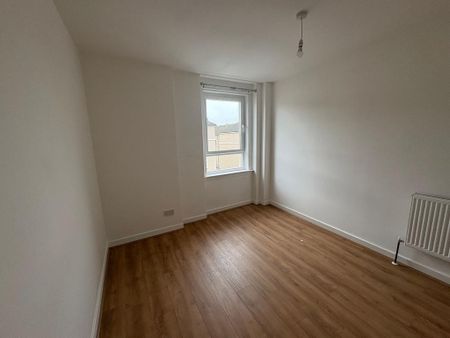 3 bedroom flat to rent - Photo 3