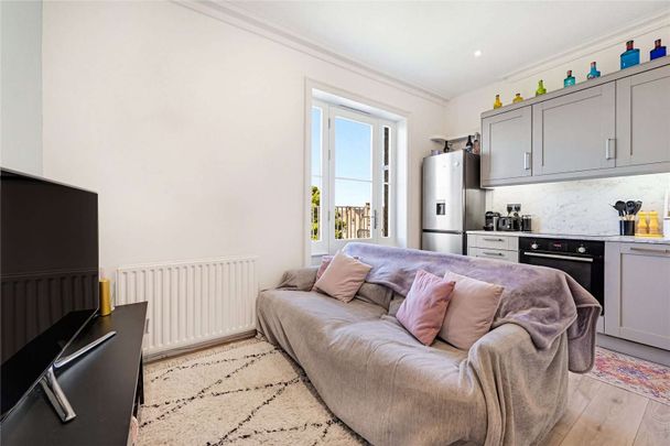 A newly refurbished two bedroom flat in a striking period mansion block close to the open spaces of Clapham Common - Photo 1