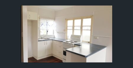 Cozy Cottage in Scarborough! - Photo 2