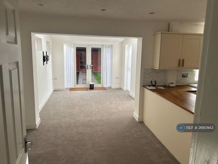 3 bedroom detached house to rent - Photo 2