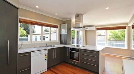 Sunny Family Home - Photo 2