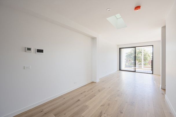 2/70 Dundas Street, Thornbury VIC 3071 - Photo 1