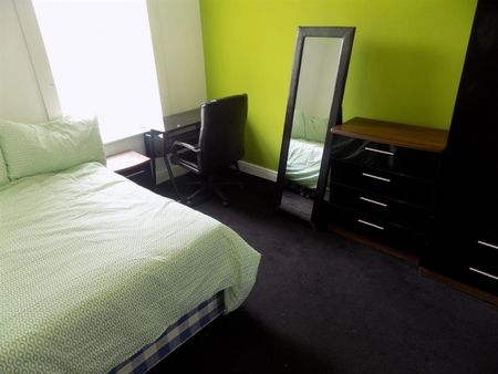 2 bedroom Flat To Let - Photo 2