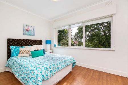 Modern first floor two bedroom apartment in great location! - Photo 4