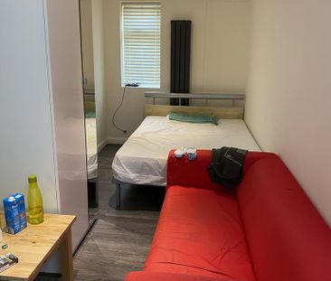 1 bedroom in a house share to rent - Photo 4