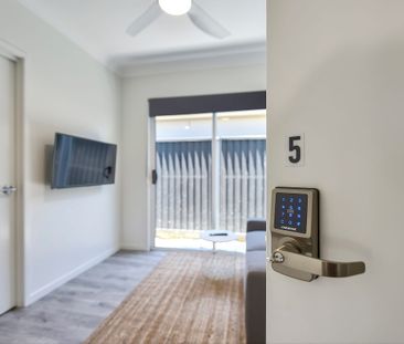 BRAND NEW FULLY FURNISHED, DESIGNER STUDIO APARTMENT – BILLS INCLUDED! - Photo 3